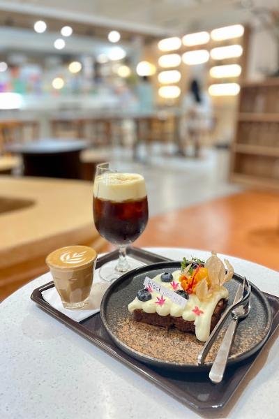 Black and milk (Rim Khob Fah) – Café in Bang Phlat, Bangkok