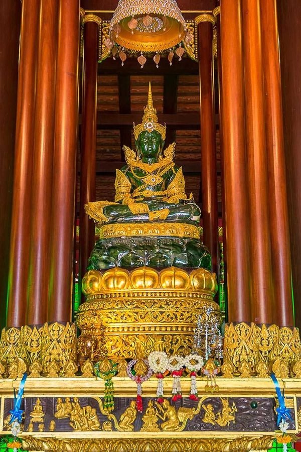 The Temple of the Emerald Buddha – Sightseeing in Phra Nakhon, Bangkok
