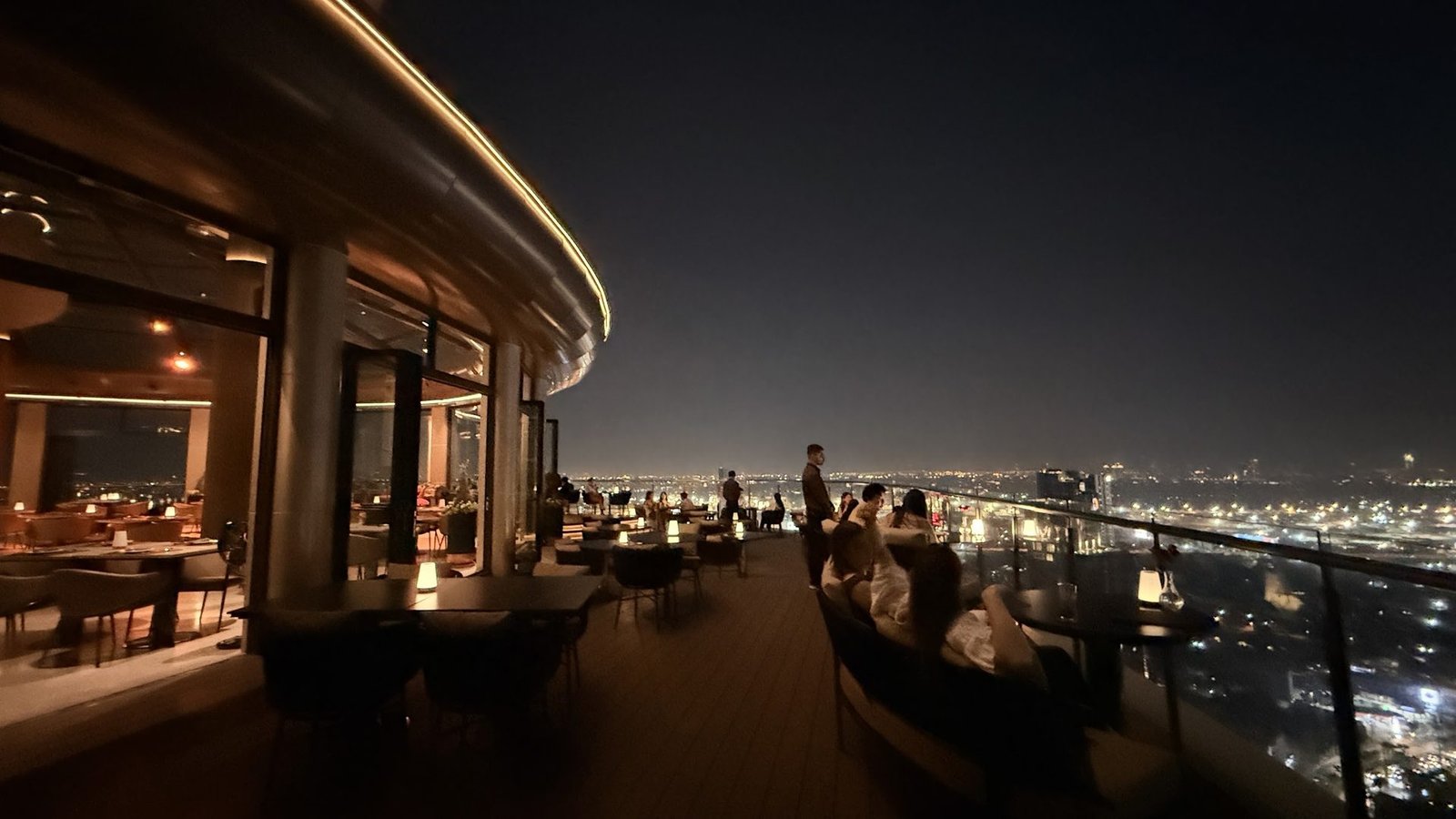 Cielo Sky Bar & Restaurant, bar in Watthana, Bangkok