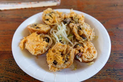 Khanom krok hoi tod at Bang Nam Phueng Floating Market