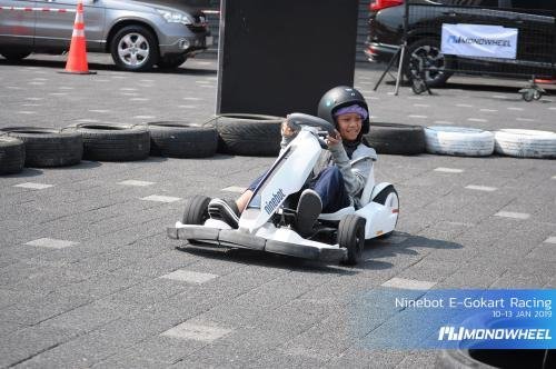 Head-to-head or team races at E-Gokart by MONOWHEEL
