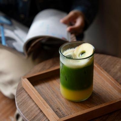 Cold-Pressed Matcha-Apple at Piccolo Vicolo Café (Samyot)