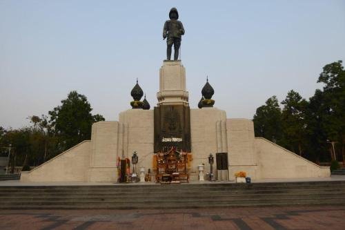 King Rama VI statue and evening aerobics at Lumphini Park