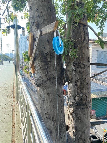 Bucket-and-pulley drink vendors at The Green Bridge